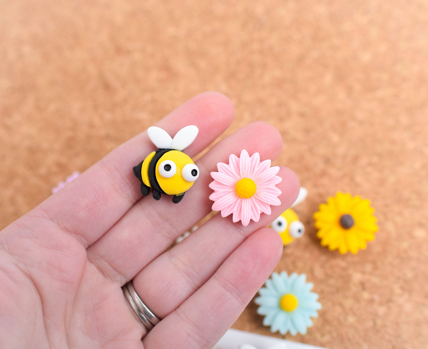 Daisy Flower and Bee Magnets or Push Pins- Set of 10